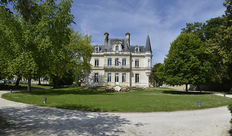 Tourisme en Dordogne : château de Ribérac, découverte du Périgord vert autour du camping du lac