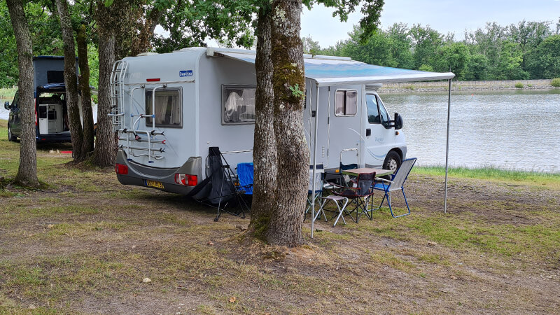 Emplacement pour camping-car du camping 3 étoiles du Lac en Dordogne