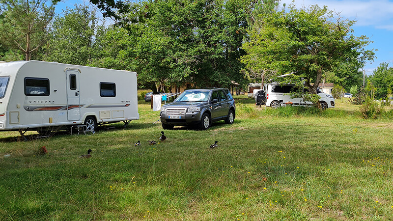 Emplacement pour caravane du camping 3 étoiles du Lac en Dordogne