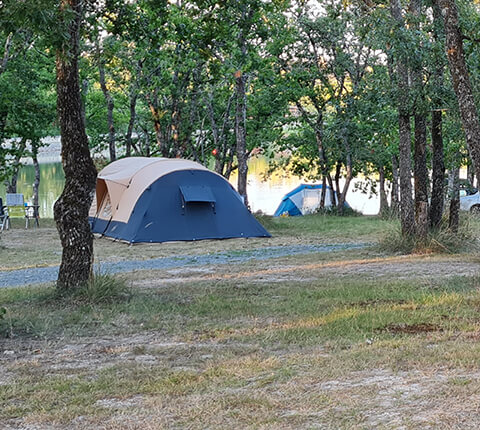 Emplacement pour caravane du camping 3 étoiles du Lac en Dordogne