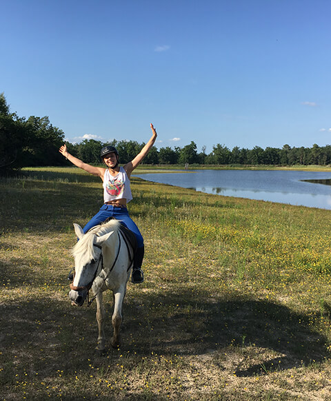 Balade à cheval au bord du lac de la Jemaye en Dordogne