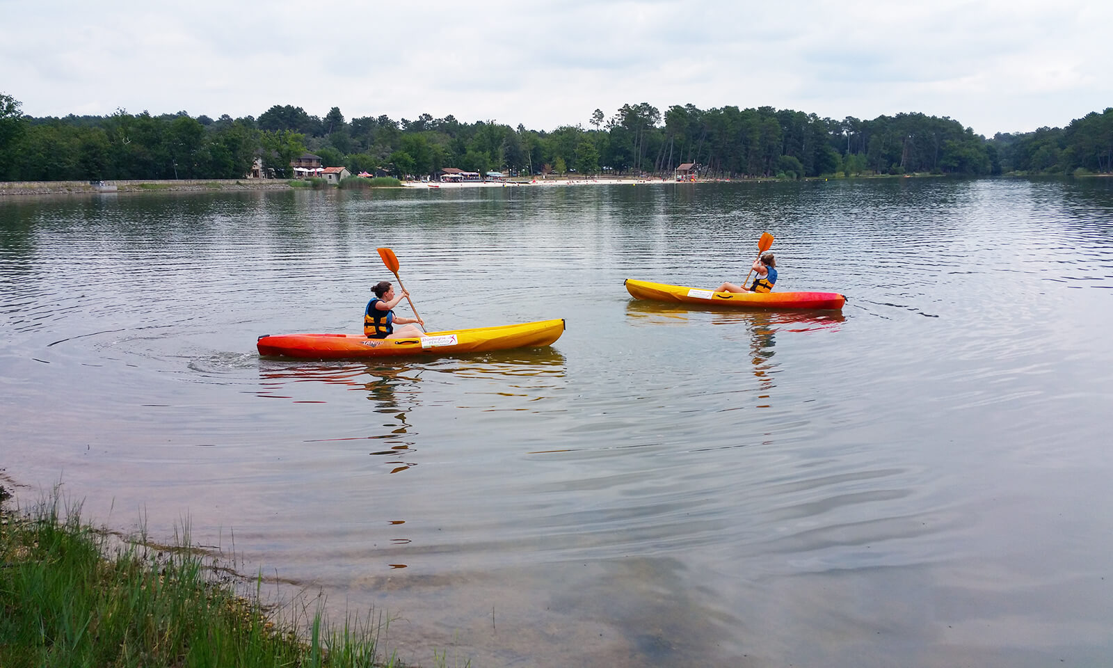 Activité canoë autour du camping du Lac en Dordogne