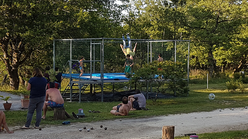 Activités pétanque et trampoline autour du camping du Lac, camping en Dordogne