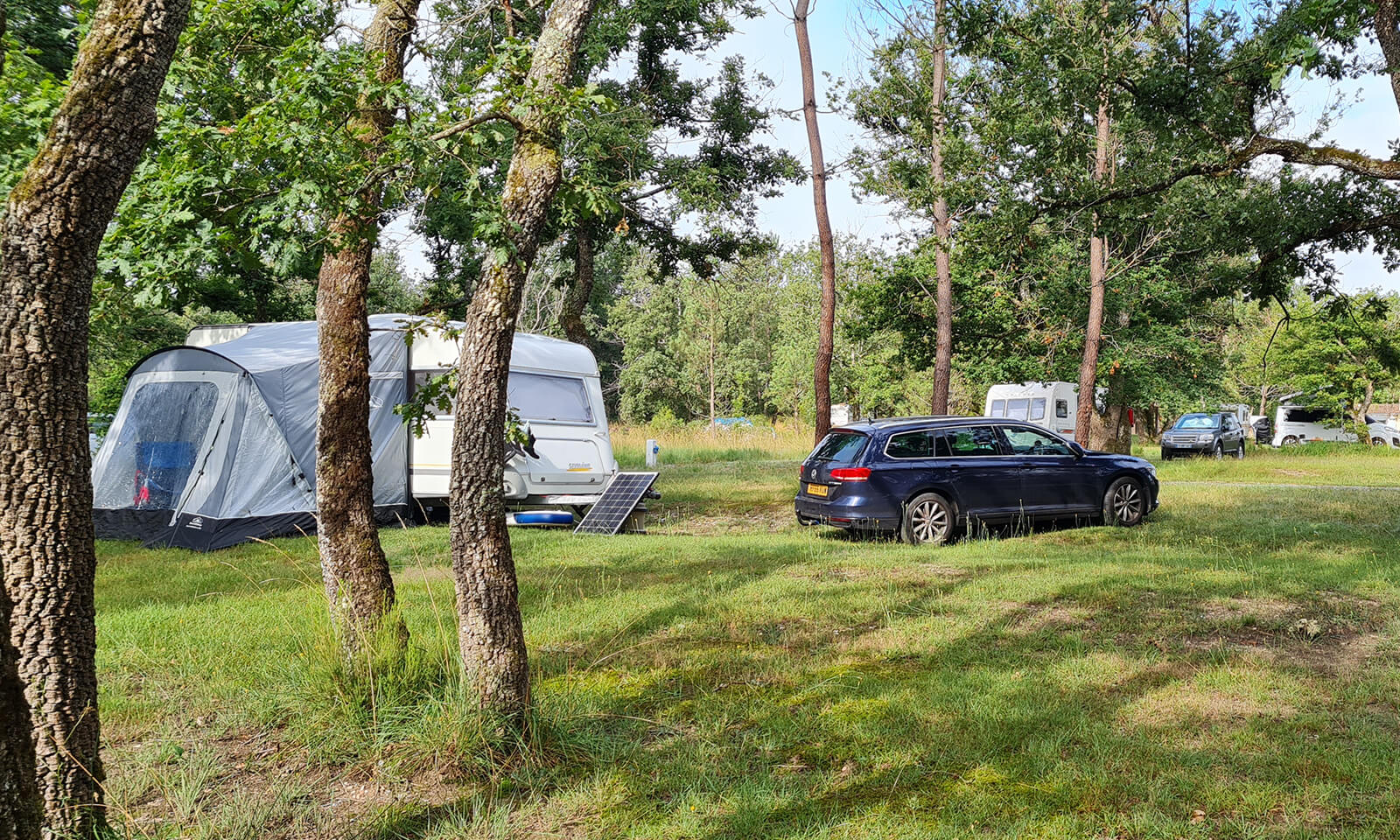 Emplacements camping pour tente et caravane du camping du Lac, camping dans le Périgord