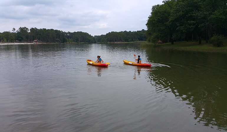 Activité canoë au lac de la Jemaye en Dordogne