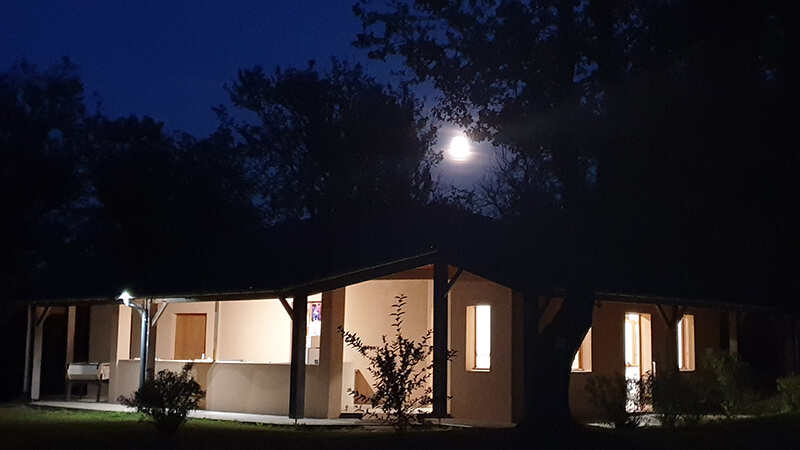 Vue extérieure de nuit, des sanitaires du camping du Lac, camping dans le Périgord