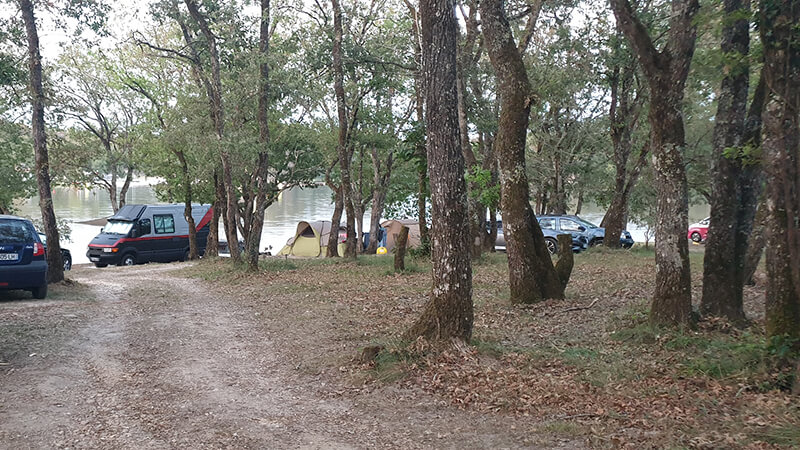 Emplacement camping en Dordogne pour tente et caravane au camping du Lac dans le Périgord vert