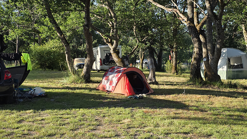 Emplacement camping en Dordogne pour tente au camping du Lac dans le Périgord vert