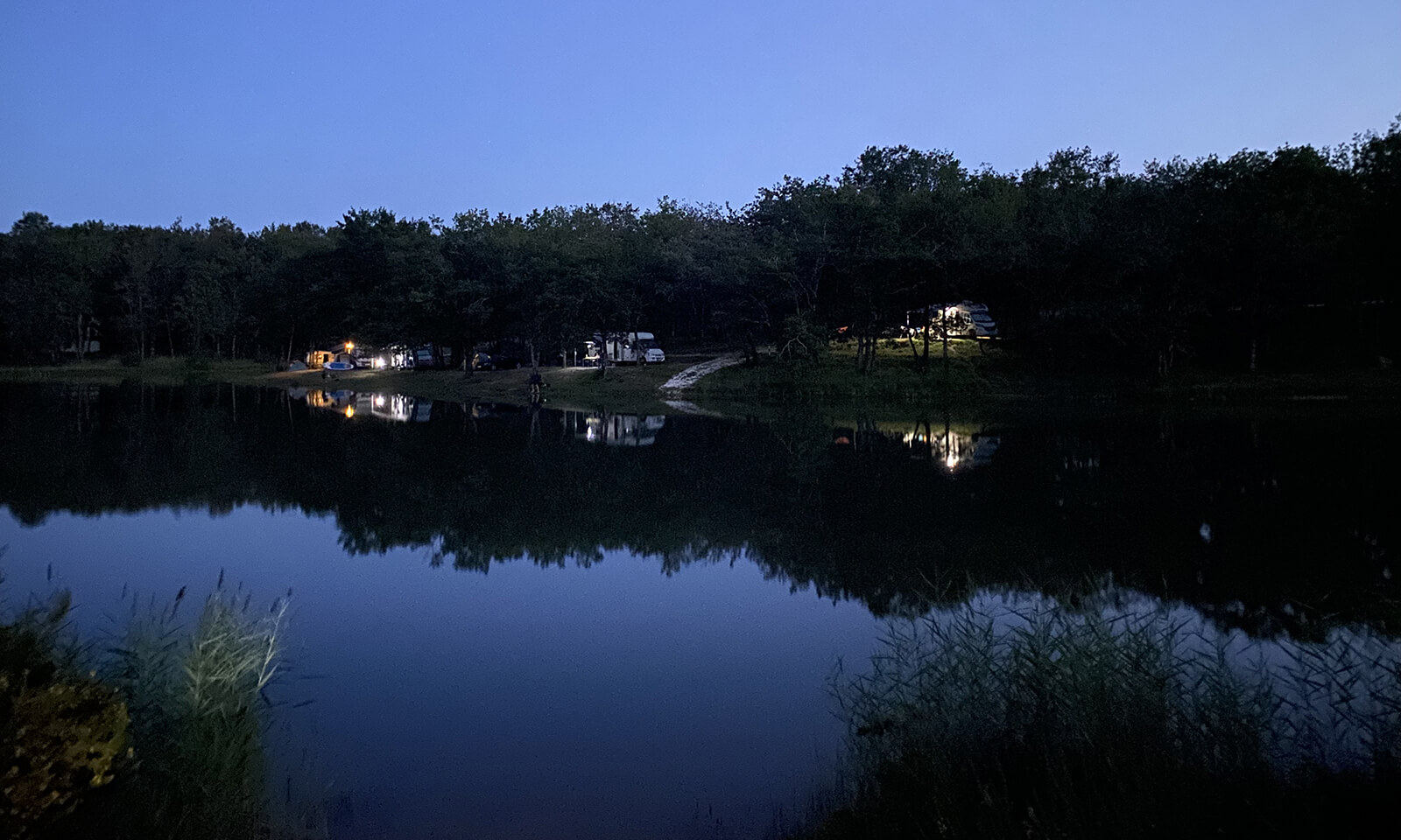 Emplacements camping en Dordogne du camping du Lac en face du lac de la Jemaye