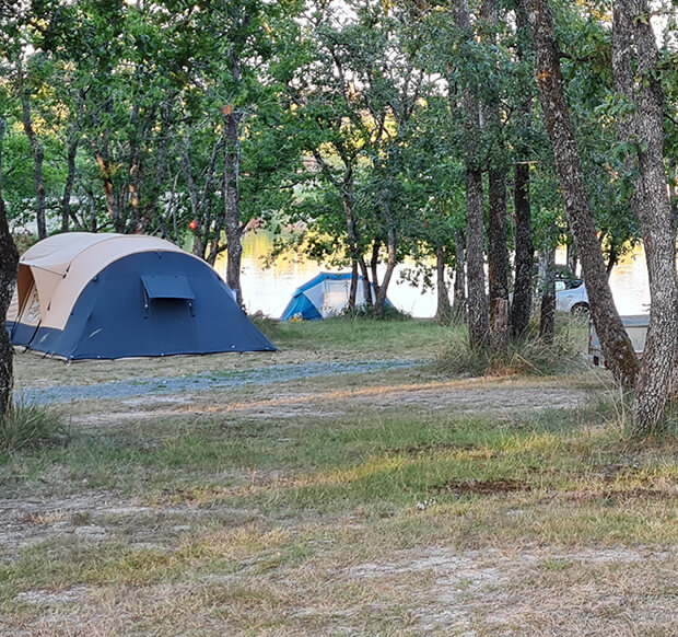 Emplacement camping ombragé en Dordogne pour tente