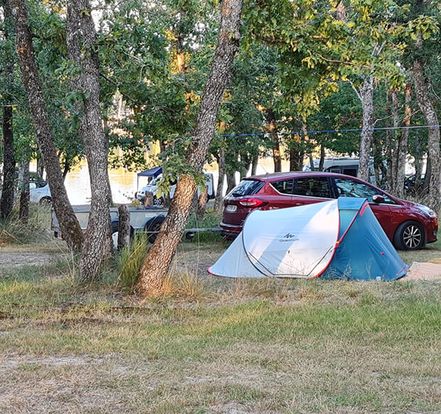 Emplacements camping en Dordogne ombragés pour tente dans le Périgord vert