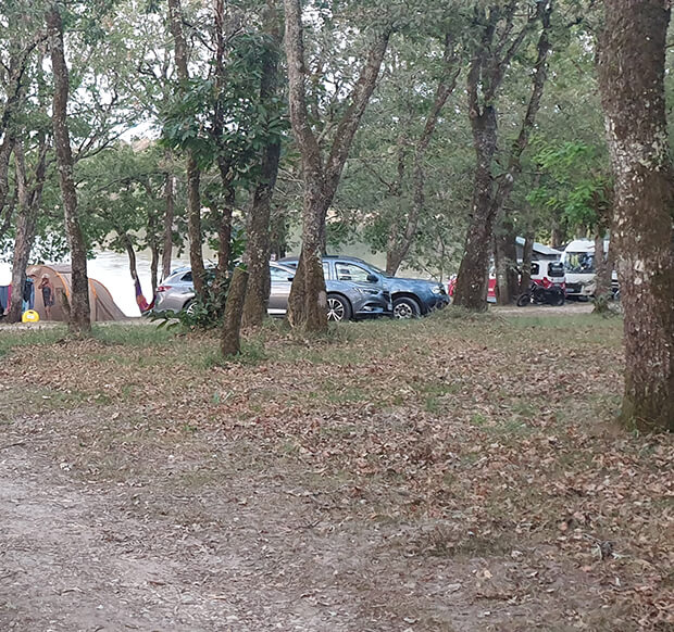 Emplacements camping en Dordogne ombragés au camping du Lac dans le Périgord vert