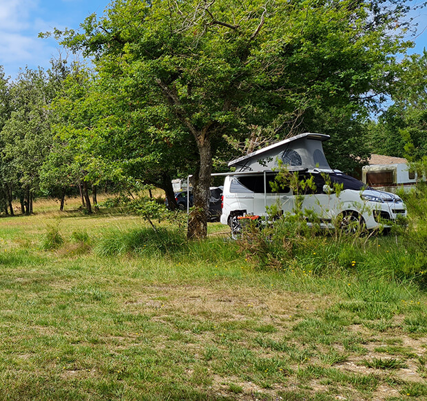 Emplacement camping ombragé en Dordogne au camping du Lac dans le Périgord vert