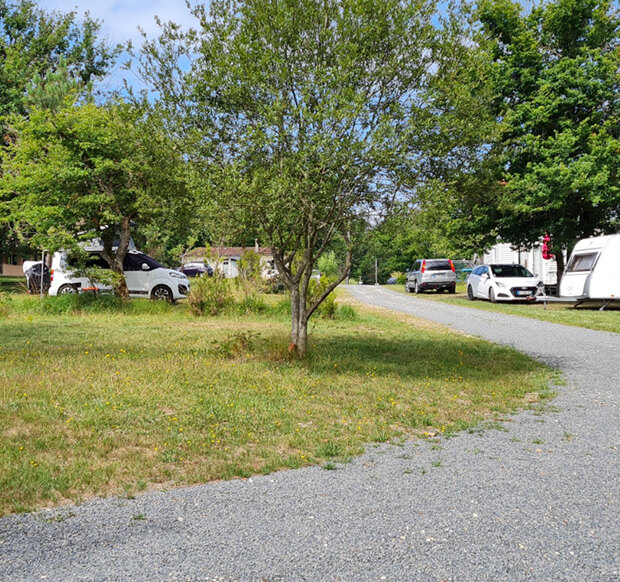 Allée des emplacements camping en Dordogne au camping du Lac dans le Périgord vert
