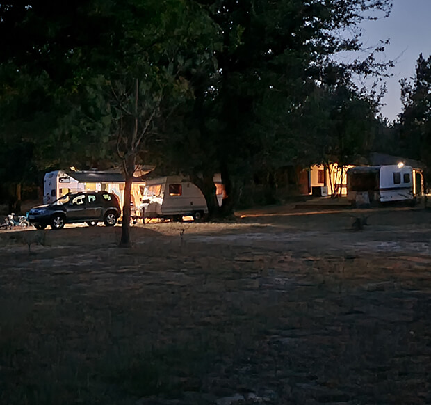 Emplacements camping en Dordogne le soir au camping du Lac dans le Périgord vert