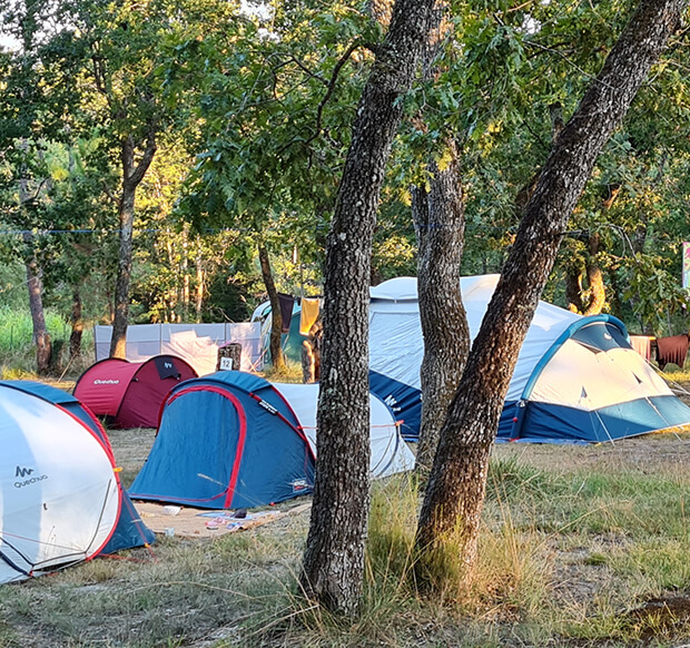 Emplacements camping en Dordogne ombragés pour tentes au camping du Lac dans le Périgord vert