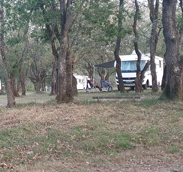 Emplacements camping en Dordogne ombragés pour camping-car au camping du Lac dans le Périgord vert
