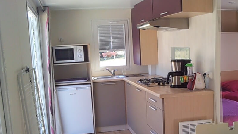 Cuisine du mobil-home grand large, en location au camping du Lac en Dordogne dans le Périgord vert